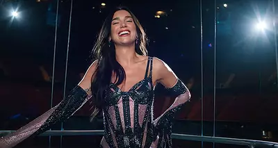 Dua Lipa draagt Mugler op maat voor Vogue US